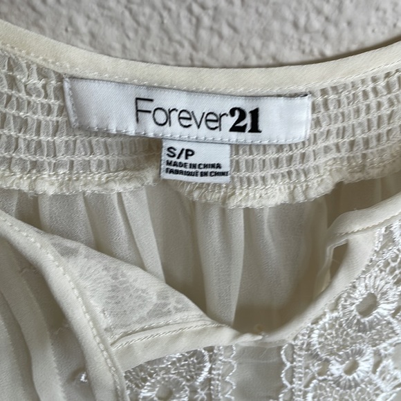 Bohemian style top with lace - Picture 2 of 5